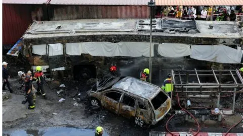 Impactante accidente en Bangkok: choque entre tren y autobús deja al menos 8 muertos