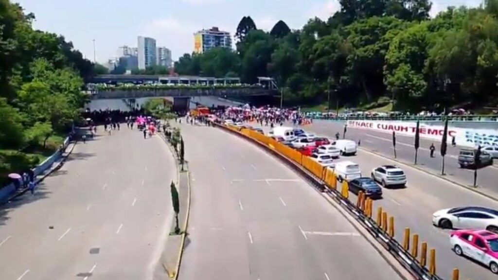 Integrantes de la CNTE bloquearon Circuito Interior.