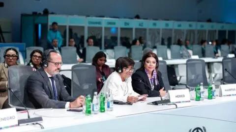 ¿En qué consiste el modelo de ciudades refugio y urbanismo feminista presentado por Clara Brugada en Azerbaiyán?