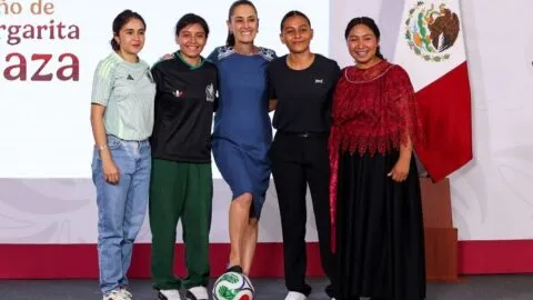 Sheinbaum no irá a la inauguración del Mundial 2026: regala su boleto a Yolett Cervantes, joven de Veracruz