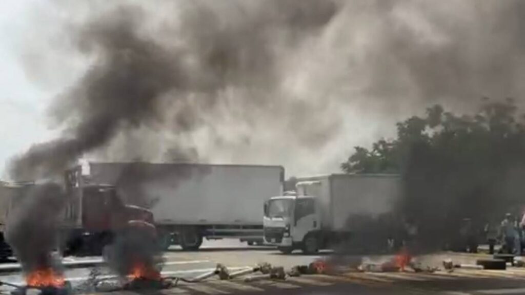 Desalojan a balazos bloqueo de la CNTE en Mitla, Oaxaca; maestros mantienen cierres y protestas en Tlacolula.
