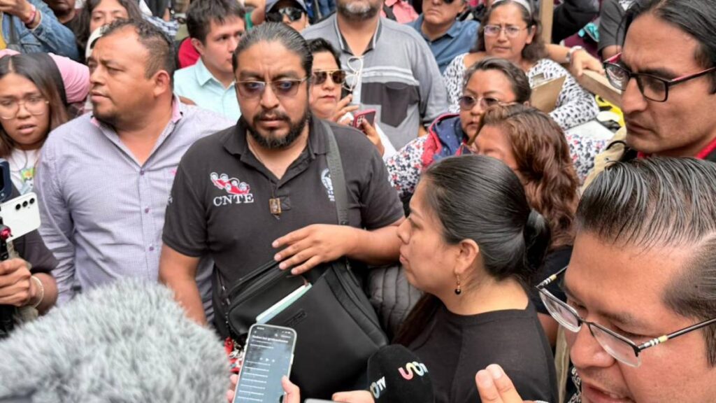 La CNTE bloqueó Reforma por dos horas tras denunciar violencia contra maestros en Mitla y pausar diálogo con SEGOB.
