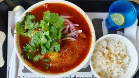 ¿Por qué comer caldos calientes ayuda a reducir el calor? Ve dónde consumirlos en CDMX