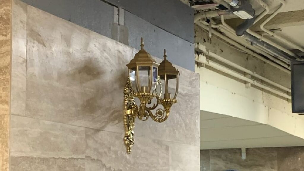 ¡Como en el Siglo XIX! Colocan candelabros en estación del Metro Hidalgo de cara al Mundial 2026