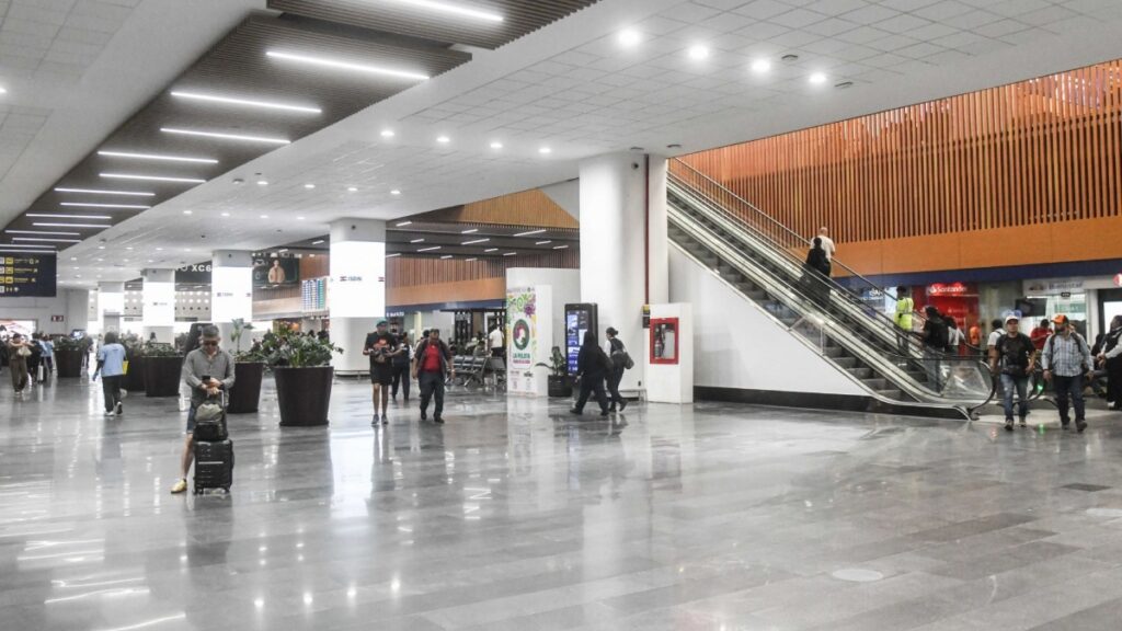 Confirman humo en salas de la Terminal 2 del AICM, provenía de un restaurante