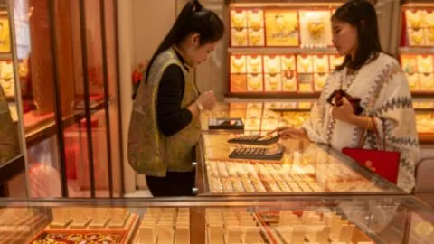 China dispara consumo de oro en 2026: crecen lingotes y monedas mientras cae la joyería