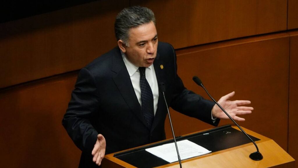 Enrique Inzunza solicitó licencia al Senado.