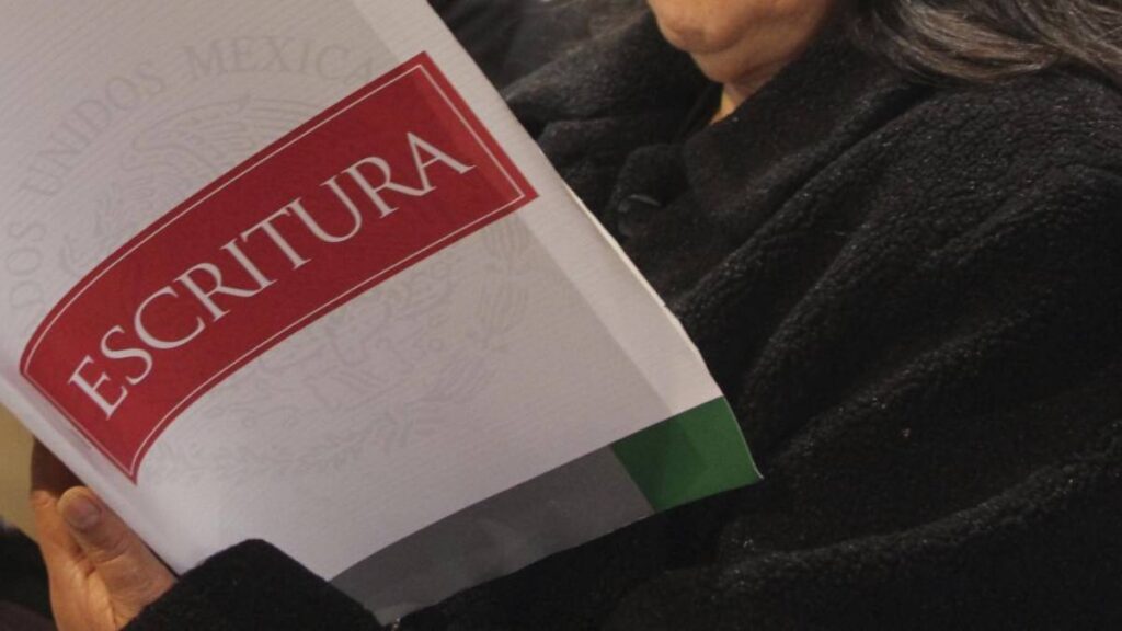 Notario enfatiza la importancia de tener escrituras.