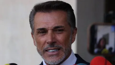 Sergio Mayer acusa que presiones internas y campaña en su contra lo llevaron a renunciar a Morena
