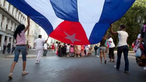 Cuba reparte a su población guía de protección ante agresión militar