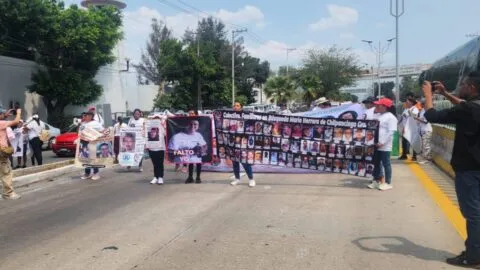 Familiares de desaparecidos cierran el bulevar Vicente Guerrero para exigir atención a sus casos