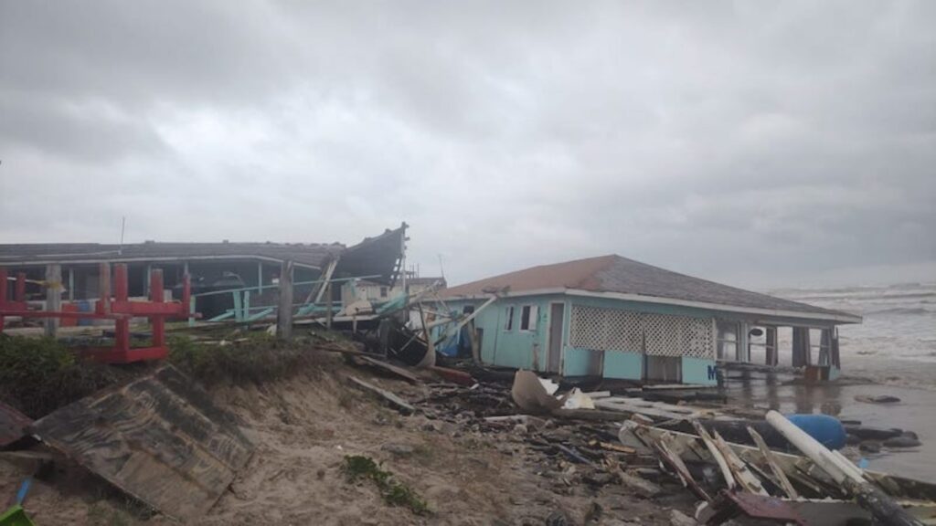 Desplome de restaurante en playa Bagdad deja 14 personas con crisis nerviosa y un herido