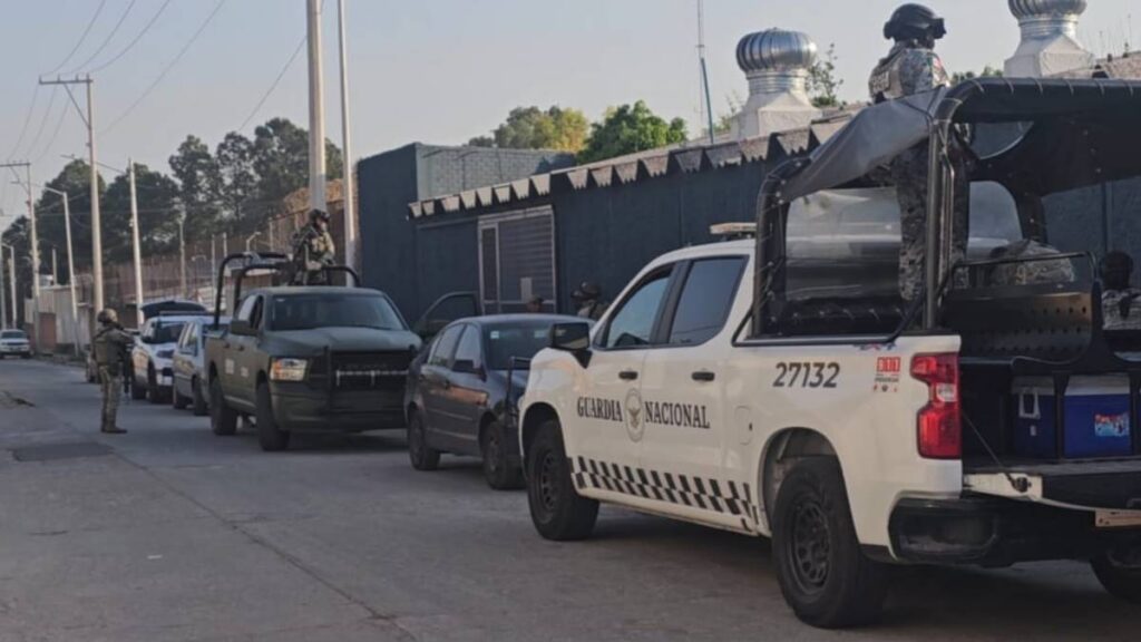 Detienen a sujetos que pretendían dejar narcomanta a la policía municipal de Puebla.