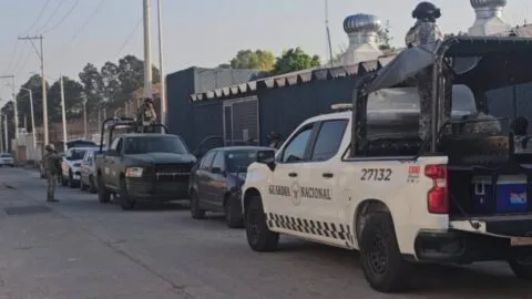 Detienen a sujetos que pretendían dejar una narcomanta para la Policía Municipal de Puebla
