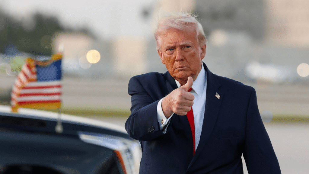 Decisión judicial permite a Trump conservar arancel del 10%. Foto: AFP