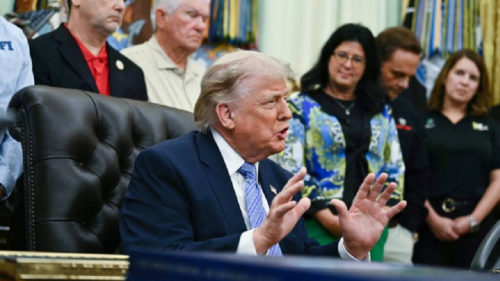 El decreto de Donald Trump refuerza la vigilancia sobre remesas, cuentas con ITIN y créditos ligados a migrantes.