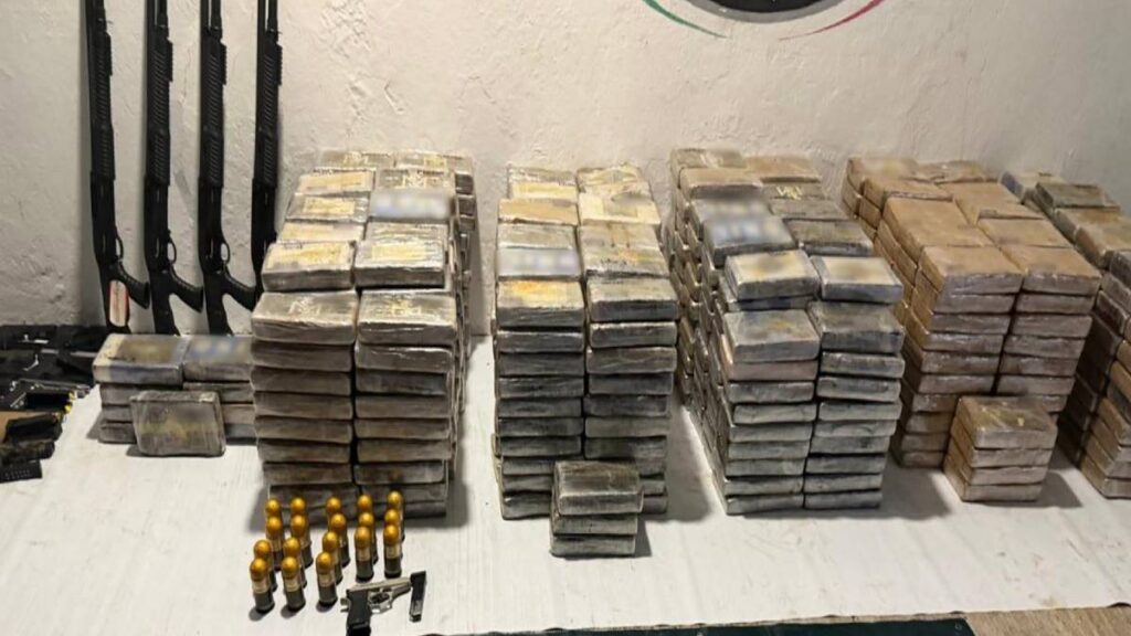 Autoridades aseguran casi 700 kilos de cocaína.