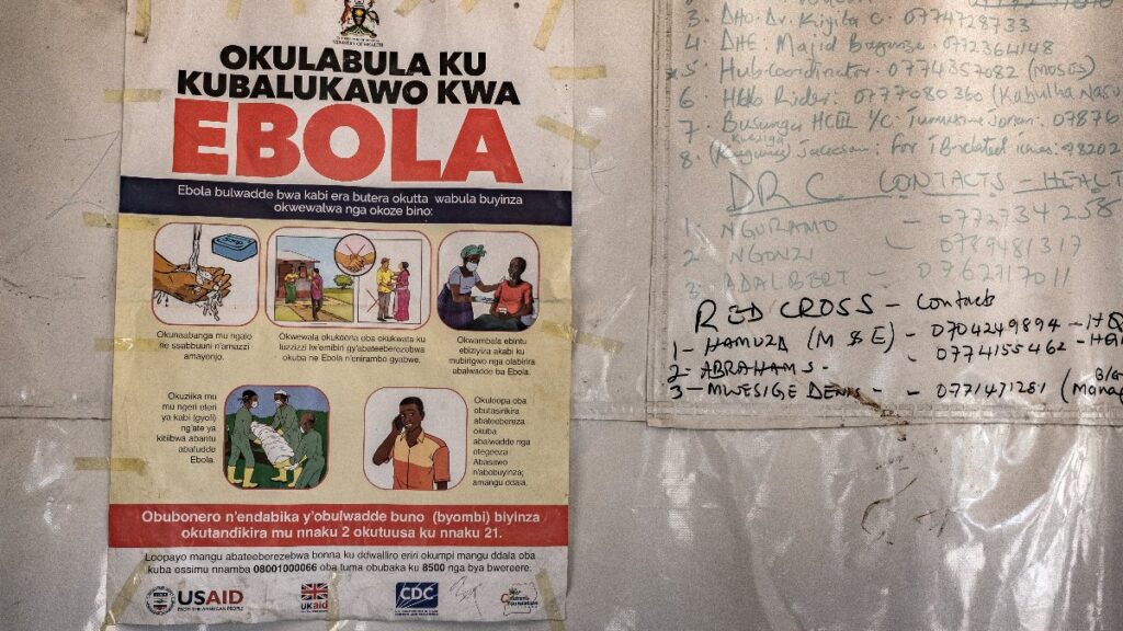 Un cartel con los números de contacto de emergencia para el Ébola
