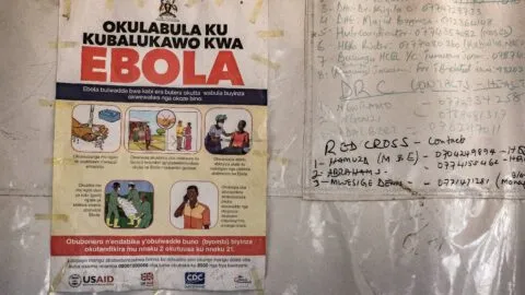 La OMS dice que el riesgo de propagación del ébola es alto en la región, pero bajo para el mundo
