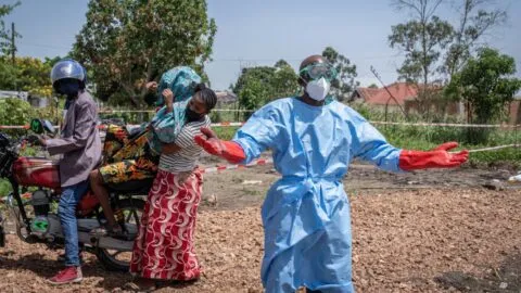 OMS lanza alerta: guerra en República Democrática del Congo frena contención del ébola; hay 220 muertes sospechosas