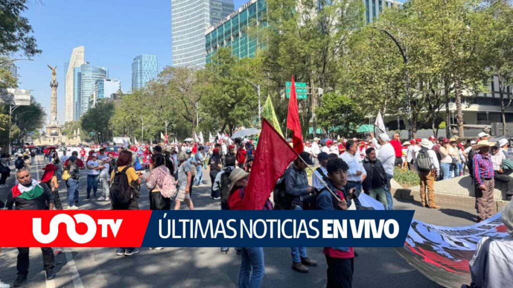 Integrantes de la CNTE en el Ángel de la Independencia.