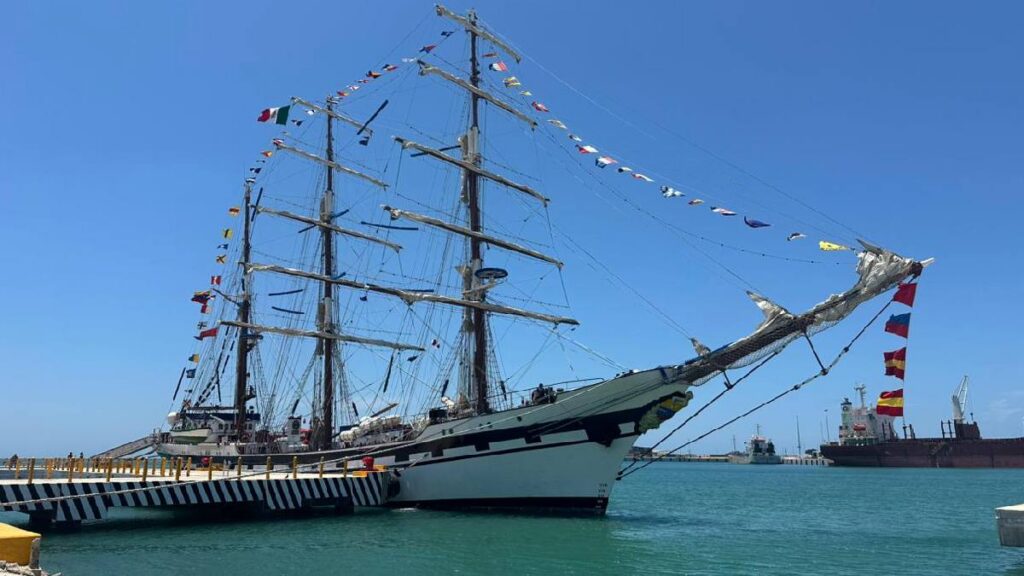 El “Embajador sin fronteras” ya está en Progreso, Yucatán; así puedes subir gratis al histórico buque Simón Bolívar.