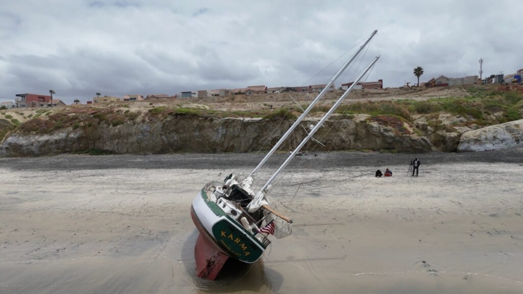 El "Karma" encalló en Playas de Tijuana, se vuelve víctima del saqueo