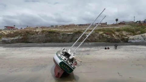 El "Karma" encalló en Playas de Tijuana, se vuelve víctima del saqueo