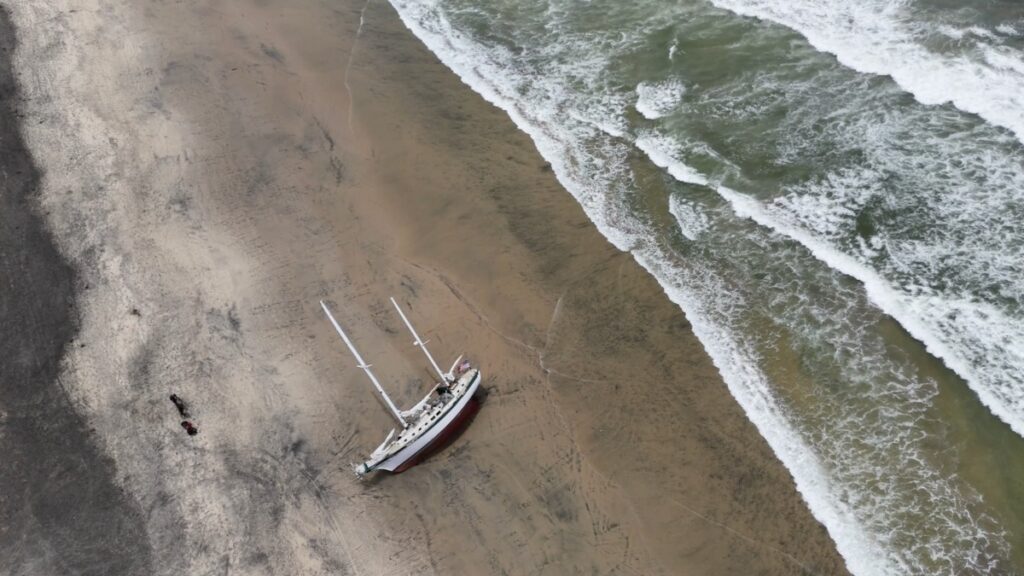 El "Karma" encalló en Playas de Tijuana, se vuelve víctima del saqueo