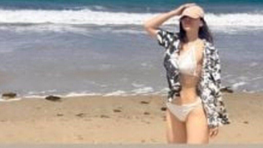 Emma Coronel reaparece en la playa con bikini blanco y desata reacciones por su figura en redes sociales