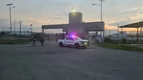 En fuerte operativo de seguridad, trasladan a Isaí "N", sobrino del "Chapo", al penal del Altiplano