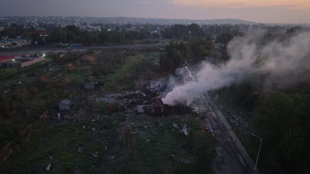 Explosión de polvorín en Tultepec moviliza a los servicios de emergencia.