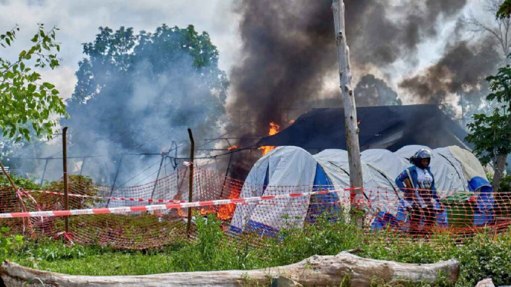 Familiares incendian centro de tratamiento del ébola en Congo para recuperar cuerpo contagiado