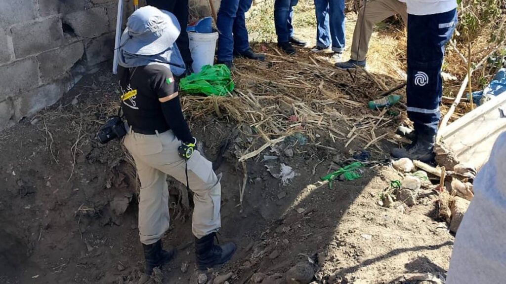 Una denuncia anónima reportó la fosa clandestina con restos.