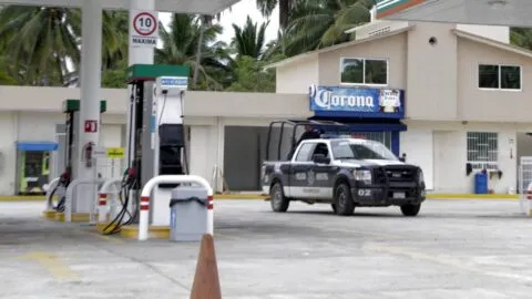 Sujeto prende fuego a camioneta en gasolinera; video impacta en Tlalnepantla