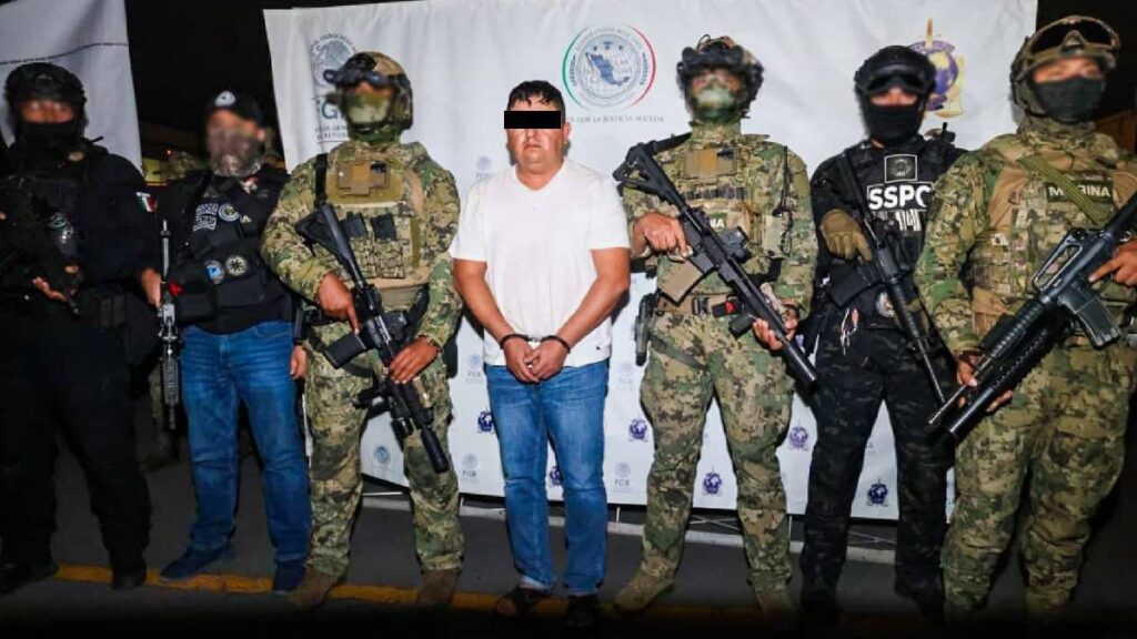 Operación Frontera Norte suma más de 12 mil detenidos El Gabinete de Seguridad informó los resultados de la Operación Frontera Norte correspondientes a los días 20, 21 y 22 de marzo de 2026, destacando aseguramientos de droga, armas y laboratorios clandestinos en distintos estados del país. De acuerdo con el reporte oficial, desde el arranque del operativo el 5 de febrero de 2025, las autoridades han detenido a 12 mil 775 personas y asegurado más de 133 mil kilos de droga, entre ellos casi 607 kilos de fentanilo. También se reportó el decomiso de más de 9 mil armas de fuego, 7 mil 361 vehículos y mil 506 inmuebles vinculados con actividades del crimen organizado. Operación Frontera Norte deja decomisos millonarios Uno de los golpes más importantes ocurrió en Tijuana, Baja California, donde autoridades aseguraron mil 553 kilos de metanfetamina, un vehículo y un inmueble. En Ensenada, fuerzas federales localizaron e inhabilitaron un laboratorio clandestino. Ahí decomisaron 700 litros de metanfetamina líquida, sustancias químicas y equipo para fabricar drogas sintéticas. El Gabinete de Seguridad estimó que este aseguramiento representó una afectación económica de 610 millones de pesos para grupos criminales. Aseguran armas, explosivos y droga en varios estados En Chihuahua, autoridades detuvieron a una persona en el municipio de San Francisco Borja y aseguraron armas largas, un fusil Barrett, explosivos improvisados, marihuana y vehículos. Mientras que en Nuevo León, específicamente en Los Aldamas, fueron decomisados dos fusiles Barrett, seis armas largas y cartuchos. En Sinaloa, tres personas fueron detenidas en San Ignacio con armas, cargadores, explosivos improvisados y equipo táctico. Por otro lado, en Sonora, autoridades arrestaron a tres personas en Cajeme con dosis de marihuana y metanfetamina. Finalmente, en Nuevo Laredo, Tamaulipas, se reportó una detención con aseguramiento de armas, droga y equipo de comunicación. Las autoridades señalaron que todas las acciones se realizaron con apego al Estado de derecho y respeto a los derechos humanos.