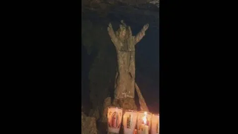 Querían hacer una cisterna y descubren gruta con figura religiosa en Chiapas