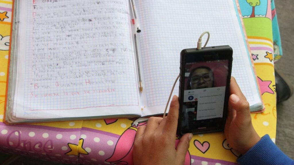 Guanajuato aplica reglas para el uso de celulares en escuelas.