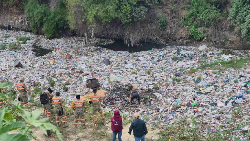 Hallan cuerpo de hombre en canal de aguas negras durante la búsqueda de Valentina, en Nextlalpan