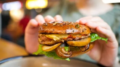 Hamburguesas de setas y camarón: la receta fácil y deliciosa para sorprender en tu próxima parrillada