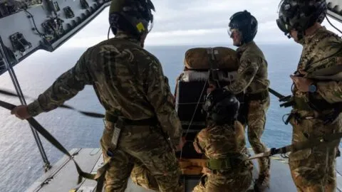 Militares británicos lanzan operación aérea para atender sospecha de hantavirus en isla remota