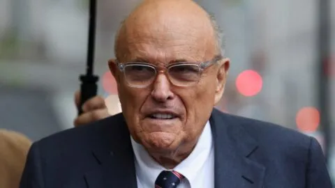 Hospitalizan al exalcalde de Nueva York, Rudy Giuliani; lo reportan en condición crítica