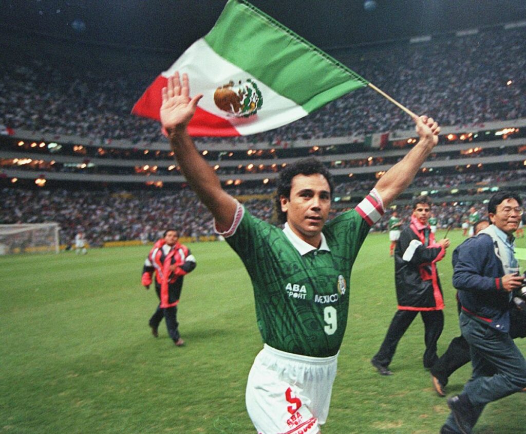 Hugo Sánchez festejando con la bandera de México. Foto: AFP