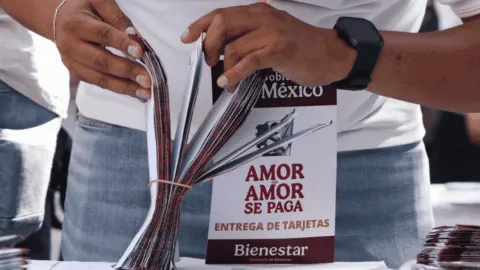 Atento: este lunes pagan pensión de 6 mil 400 pesos; checa si te toca