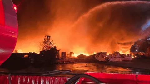 Video: fuerte incendio destruye fábrica en Tennessee; continúan labores, mientras se investigan las causas