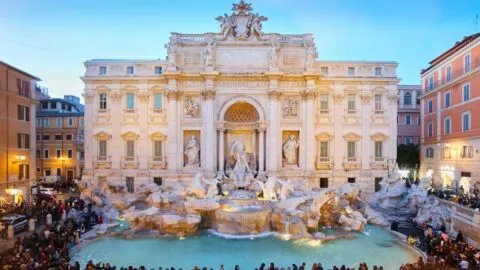 Video: turista se lanza a Fontana di Trevi y acaba multado con 500 euros