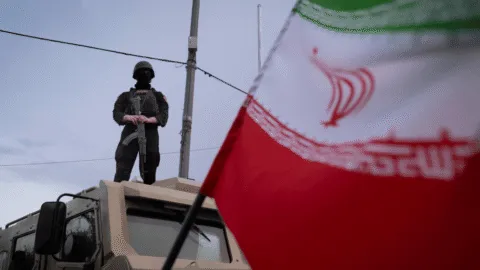Irán advierte: si EE. UU. se acerca al estrecho de Ormuz, será atacado