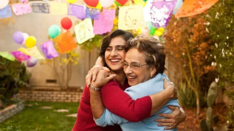 Desde cartas hasta escapadas: ideas con distintos presupuestos para sorprender a mamá este 10 de mayo