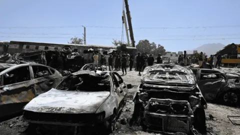 Ataque con bomba a un tren en Pakistán deja al menos 24 muertes y 50 heridos