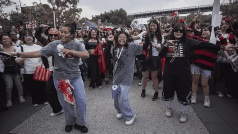 Videos: sin boleto, miles de ARMYs disfrutan del segundo concierto de BTS en CDMX y colapsan Circuito Interior